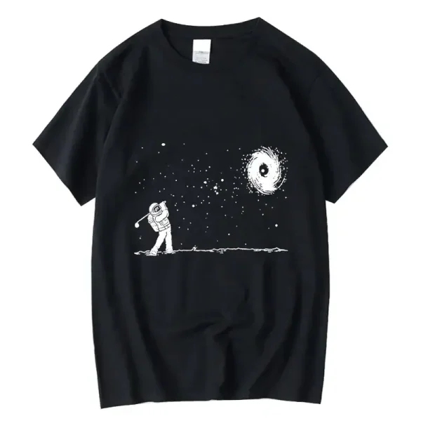 Svart T-shirt med motiv av astronaut som leker i rymden, observerar en galax och stjärnor, minimalistisk och konstnärlig design.