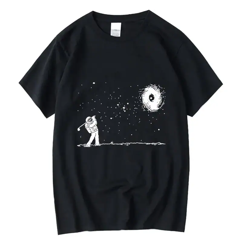 Svart T-shirt med motiv av astronaut som leker i rymden, observerar en galax och stjärnor, minimalistisk och konstnärlig design.