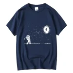 Mörkblå T-shirt med illustration av en astronaut som spelar golf i rymden, med en spiralgalax i bakgrunden.