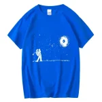 Blå T-shirt med illustration av en astronaut som tittar på en galax.