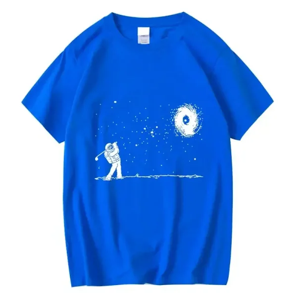 Blå T-shirt med illustration av en astronaut som tittar på en galax.