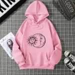 Rosa huvtröja med sol- och månmotiv i svart, avslappnad stil, perfekt för urban mode och inredning.