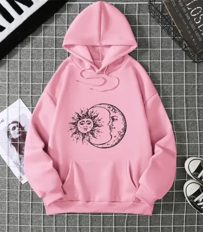 Rosa huvtröja med sol- och månmotiv i svart, avslappnad stil, perfekt för urban mode och inredning.