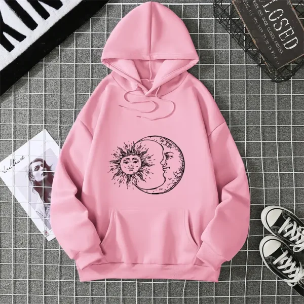 Rosa huvtröja med sol- och månmotiv i svart, avslappnad stil, perfekt för urban mode och inredning.
