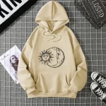 Beige huvtröja med sol- och månmotiv, avslappnad stil, idealisk för en trendig och bekväm look.