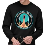 Svart t-shirt med Falcon Heavy SpaceX-logotyp, som visar en raket i uppskjutning med en stjärnig bakgrund, idealisk för entusiaster av rymdteknik och rymdutforskning.