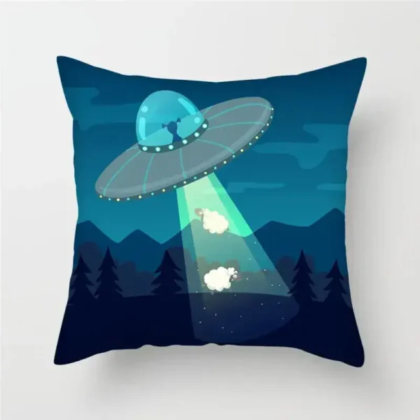 Kudde med illustration av ett UFO som bortför får i en nattlig bergsmiljö.