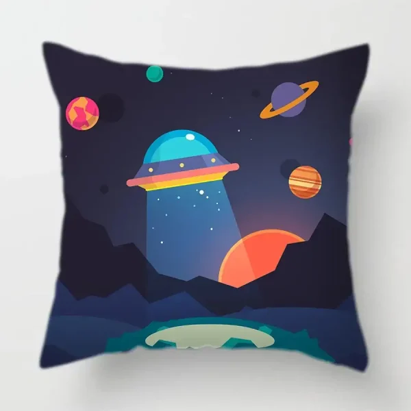 Dekorativ kudde med rymdillustration som föreställer en planet, en flygande tallrik och himlakroppar i en stjärnklar himmel. Perfekt för en tematisk vetenskaplig inredning.