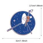 Solpanel och antenn på en miniatyr satellit i metall, idealisk för kontors- eller vetenskapsinredning.