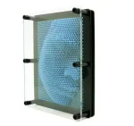 3D-ljusskylt som föreställer ett mänskligt ansikte i relief, med en struktur av blå pärlor och en metallram.