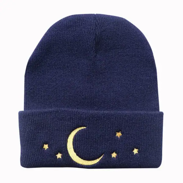 Mörkblå ullmössa med broderi av måne och gyllene stjärnor, perfekt för en mysig och vetenskaplig stil.