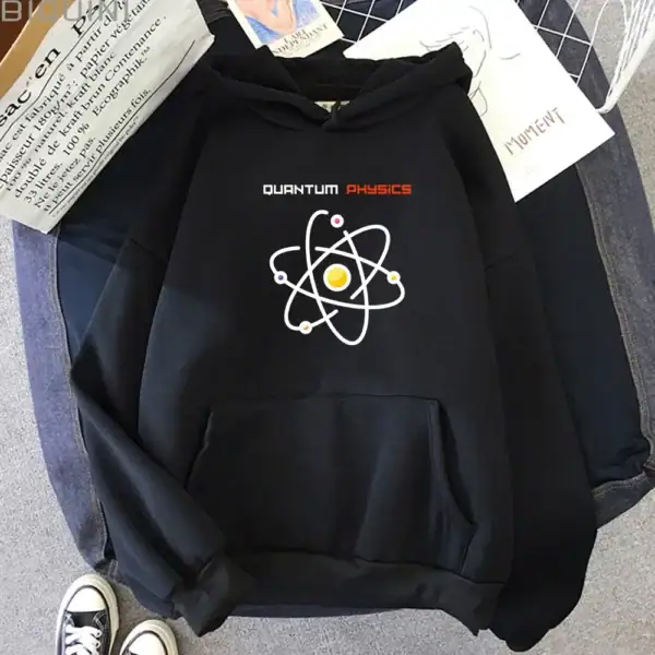 Svart hoodie med atomlogotyp och texten "Quantum Physics" för entusiaster av kvantfysik. Bekväm, perfekt för studenter och vetenskapsälskare.
