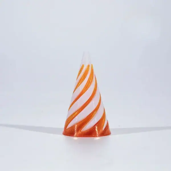 Festkonfetti i glas med orange och vita ränder, perfekt för dekoration av firanden eller temaevenemang.