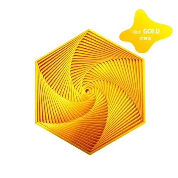 Hexagonalt hänge i guldtråd med spiral mönster, glänsande och elegant, perfekt för dekoration eller som vetenskapligt smycke.