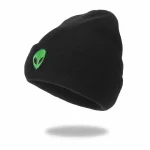 Svart keps med grönt utomjordiskt logo, streetwear-stil, perfekt för sci-fi och urban mode.