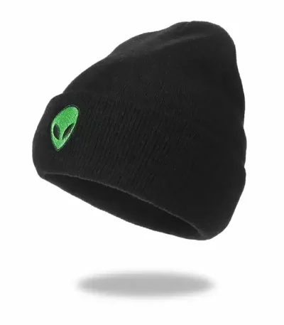 Svart keps med grönt utomjordiskt logo, streetwear-stil, perfekt för sci-fi och urban mode.