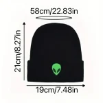 Svart balaclava med grön utomjordinglogotyp, idealisk för science fiction-accessoarer eller tematisk dekoration.