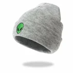 Grå ullmössa med broderad grön utomjordinglogotyp, perfekt för en avslappnad och original stil.
