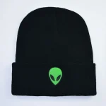Svart keps med grön utomjordinglogotyp, streetwear-stil, trendigt tillbehör för science fiction- och astronomientusiaster.