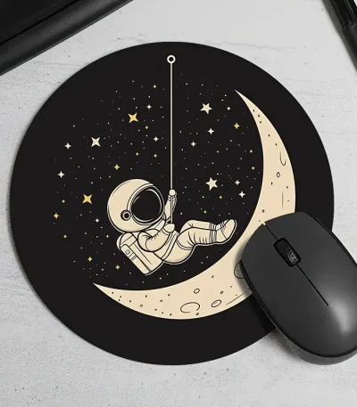 Dekorativ väggmatta som föreställer en astronaut svävande runt månen och stjärnorna, idealisk för vetenskaplig eller rymddekoration.