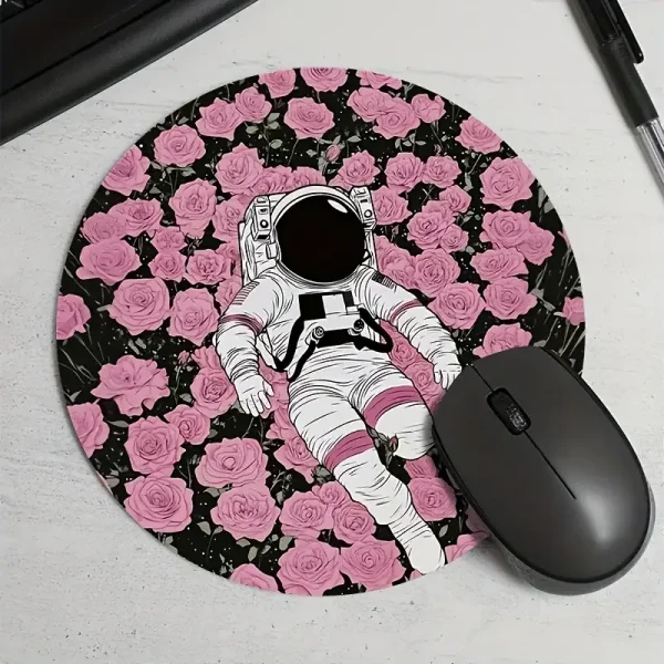 Illustrerad astronautdräkt som ligger på en rund matta med rosa och svarta rosor, med en svart datormus bredvid.