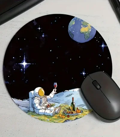 Illustrerad musmatta med en astronaut som smakar på ett glas vin på månen, med jorden i bakgrunden i rymden.