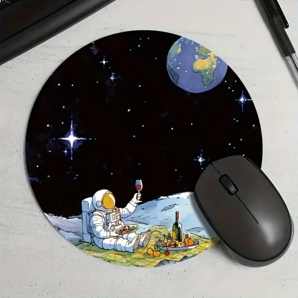 Illustrerad musmatta med en astronaut som smakar på ett glas vin på månen, med jorden i bakgrunden i rymden.
