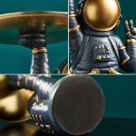 Astronautfigur i svart och guld metall, dekorativ, inspirerad av rymden, idealisk för inredning eller som vetenskapligt samlarobjekt.