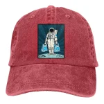 Röd keps med astronautpatch.