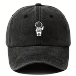 Svart keps med vit astronautlogotyp.
