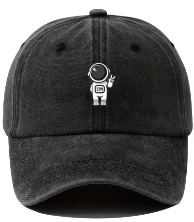 Svart keps med vit astronautlogotyp.