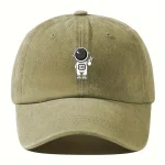 Beige keps med liten stiliserad astronautlogotyp, perfekt för vetenskaps- och astronomientusiaster. Trendig och originell accessoar för en avslappnad look.