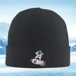Svart keps med broderi av en utomjording i rymddräkt på en raket. Original modeaccessoar inspirerad av rymden och science fiction.