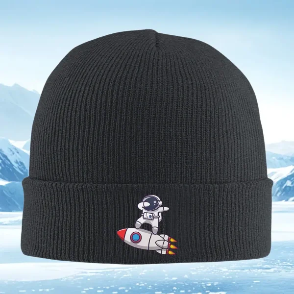 Svart keps med broderi av en utomjording i rymddräkt på en raket. Original modeaccessoar inspirerad av rymden och science fiction.