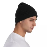 Unisex svart ullmössa, varm och bekväm, idealisk för vintern, med en enkel och elegant design, perfekt för att komplettera en avslappnad eller urban look.