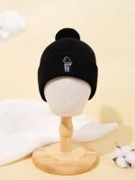 Svart ullmössa med vetenskapslogotyp, prydd med en pom-pom, visad på en trämannequin, idealisk för modeaccessoarer och vetenskaplig dekoration.