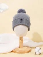 Grå ullmössa med pompom, idealisk för vintern, med vetenskapslogotyp.