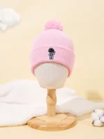 Rosa ullhatt med ett litet broderat astronautmotiv, idealisk för barn eller vetenskaps- och rymdentusiaster. Perfekt för att hålla huvudet varmt samtidigt som den visar en lekfull stil.