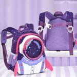 Barnryggsäck med astronaut- och stjärnmönster, idealisk för skolan eller roliga aktiviteter.