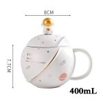 Te-kopp i form av en planet med dekorativt astronautlock, idealisk för rymd- och vetenskapsentusiaster, kapacitet på 400 mL, original och lekfull design.