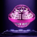 Vetenskapligt objekt i lila plast med futuristisk geometrisk design, svävande på en svart bas, belyst av färgade LED-lampor, för modern och innovativ dekoration.