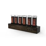 Vintage Nixie-klocka med urladdningsrör för att visa tiden, monterad på en mörk träbas, kombinerar retro- och modern design.