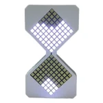 Innovativ klocka i form av ett timglas med upplyst LED-display, perfekt för modern vetenskaplig inredning.