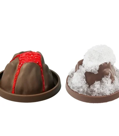 Två dekorerade chokladformar, en med florsocker och den andra med röd sås, perfekta för en läcker och vetenskaplig presentation.