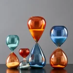 Färgglada och moderna glasstoppar, originella dekorationer för inredning, glasdekorationer, samtida design, eleganta dekorationstillbehör.