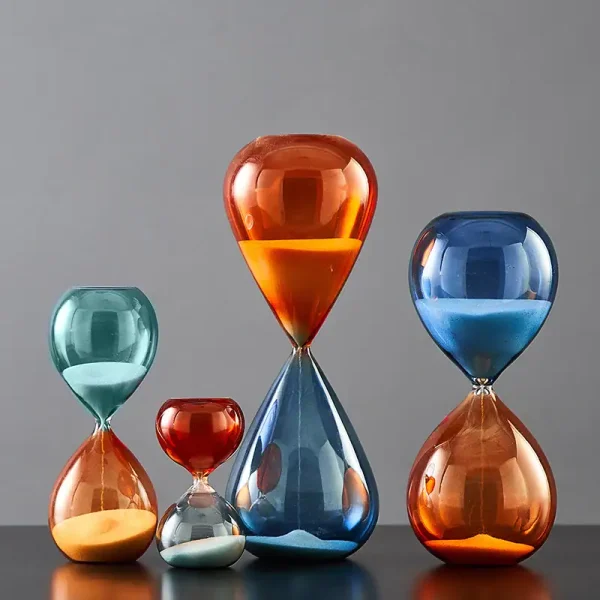 Färgglada och moderna glasstoppar, originella dekorationer för inredning, glasdekorationer, samtida design, eleganta dekorationstillbehör.