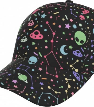 Keps med motiv av stjärnor, aliens och fluorescerande planeter.