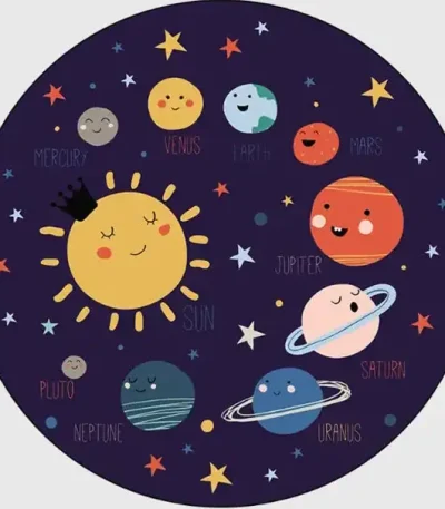 Färgglad illustration av solsystemet med den leende solen och planeterna Merkurius, Venus, Jorden, Mars, Jupiter, Saturnus, Uranus, Neptunus och Pluto, i en stjärnig bakgrund.