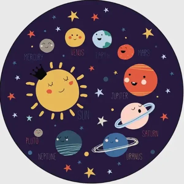 Färgglad illustration av solsystemet med den leende solen och planeterna Merkurius, Venus, Jorden, Mars, Jupiter, Saturnus, Uranus, Neptunus och Pluto, i en stjärnig bakgrund.