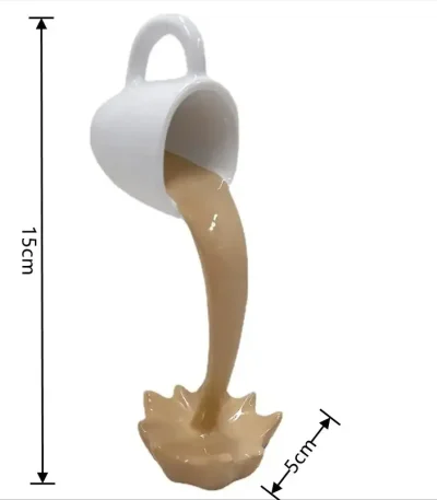 Liten vit kopp som häller ut en beige vätska som simulerar ett vetenskapligt fenomen, mäter 15 cm hög och 5 cm bred.